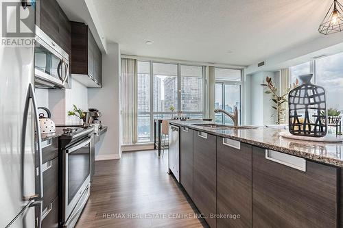 904 - 75 Eglinton Avenue W, Mississauga (Hurontario), ON - Indoor Photo Showing Kitchen With Upgraded Kitchen