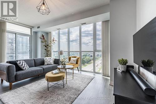 904 - 75 Eglinton Avenue W, Mississauga (Hurontario), ON - Indoor Photo Showing Living Room