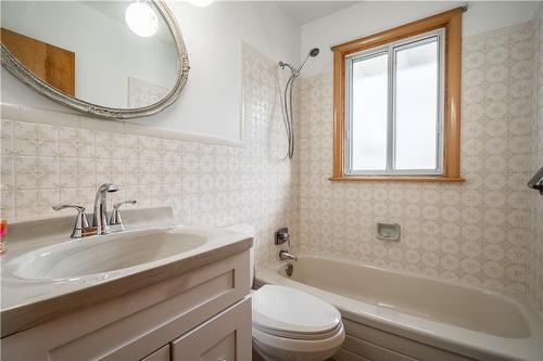 159 West 26Th Street, Hamilton, ON - Indoor Photo Showing Bathroom