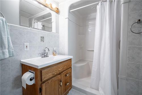 159 West 26Th Street, Hamilton, ON - Indoor Photo Showing Bathroom