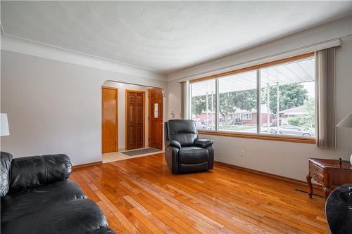 159 West 26Th Street, Hamilton, ON - Indoor Photo Showing Living Room