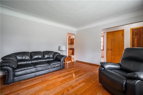 159 West 26Th Street, Hamilton, ON - Indoor Photo Showing Living Room