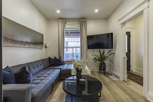 21 Rosemont Avenue, Hamilton, ON - Indoor Photo Showing Living Room