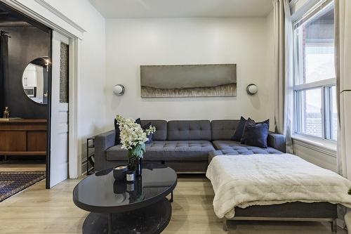 21 Rosemont Avenue, Hamilton, ON - Indoor Photo Showing Living Room