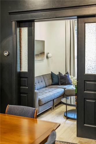 21 Rosemont Avenue, Hamilton, ON - Indoor Photo Showing Living Room