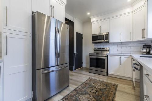 21 Rosemont Avenue, Hamilton, ON - Indoor Photo Showing Kitchen With Upgraded Kitchen