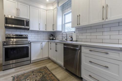 21 Rosemont Avenue, Hamilton, ON - Indoor Photo Showing Kitchen