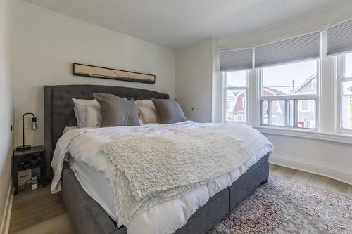 21 Rosemont Avenue, Hamilton, ON - Indoor Photo Showing Bedroom