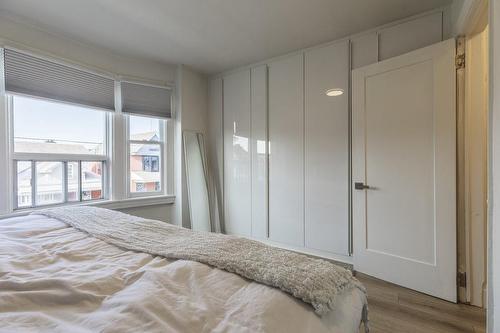 21 Rosemont Avenue, Hamilton, ON - Indoor Photo Showing Bedroom