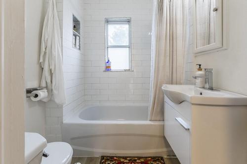 21 Rosemont Avenue, Hamilton, ON - Indoor Photo Showing Bathroom