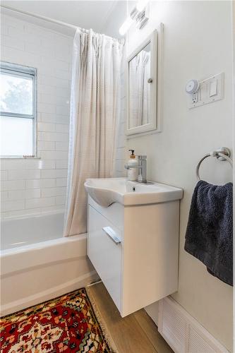 21 Rosemont Avenue, Hamilton, ON - Indoor Photo Showing Bathroom