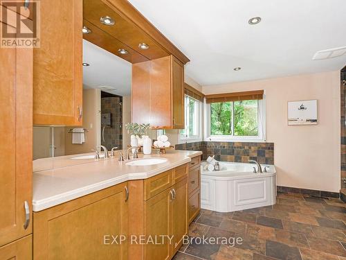 2048 Parklane Crescent, Burlington (Rose), ON - Indoor Photo Showing Bathroom