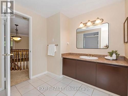 2048 Parklane Crescent, Burlington (Rose), ON - Indoor Photo Showing Bathroom