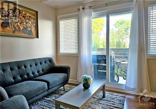 105 Fraser Fields Way Unit#H, Ottawa, ON - Indoor Photo Showing Living Room