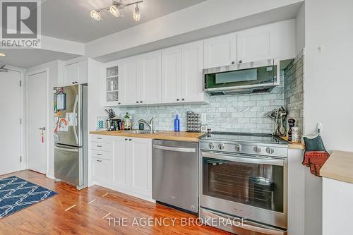 2504 - 600 Fleet Street, Toronto (Waterfront Communities), ON - Indoor Photo Showing Kitchen