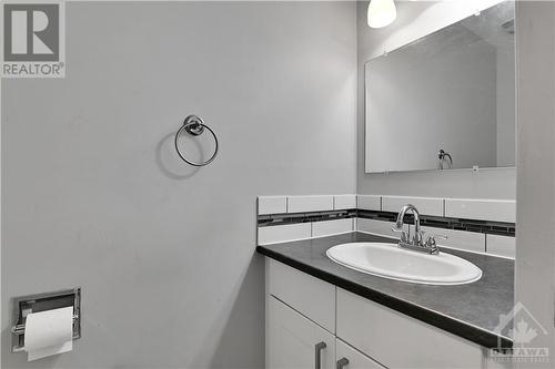 6161 Brookside Lane, Ottawa, ON - Indoor Photo Showing Bathroom