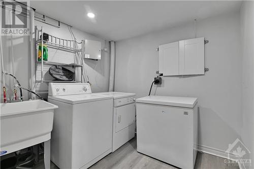 6161 Brookside Lane, Ottawa, ON - Indoor Photo Showing Laundry Room