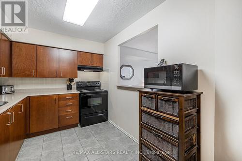 212 - 260 Davis Drive, Newmarket (Central Newmarket), ON - Indoor Photo Showing Kitchen