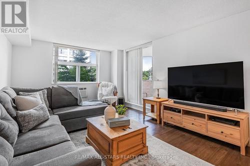 212 - 260 Davis Drive, Newmarket, ON - Indoor Photo Showing Living Room