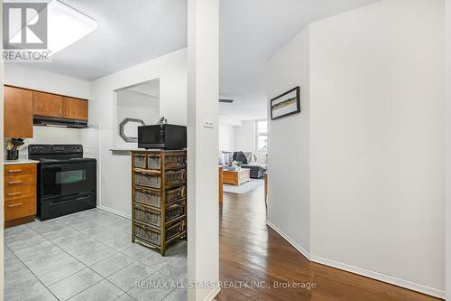 212 - 260 Davis Drive, Newmarket, ON - Indoor Photo Showing Kitchen