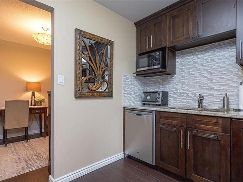 204-103 Gorge Rd East, Victoria, BC - Indoor Photo Showing Kitchen