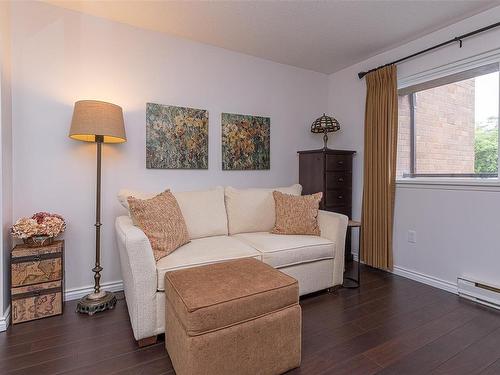 204-103 Gorge Rd East, Victoria, BC - Indoor Photo Showing Living Room