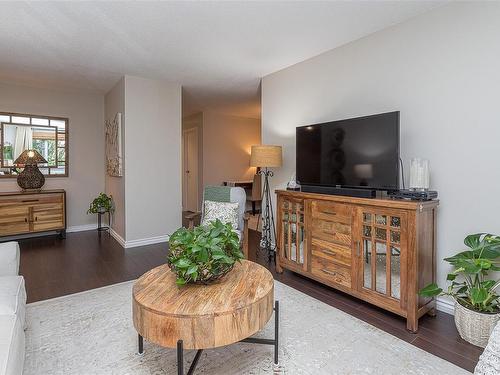 204-103 Gorge Rd East, Victoria, BC - Indoor Photo Showing Living Room