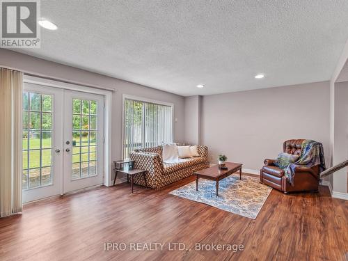 6 Lower Lane, Seguin, ON - Indoor Photo Showing Living Room