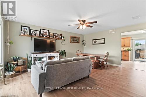 754 16Th Street, Hanover, ON - Indoor Photo Showing Living Room