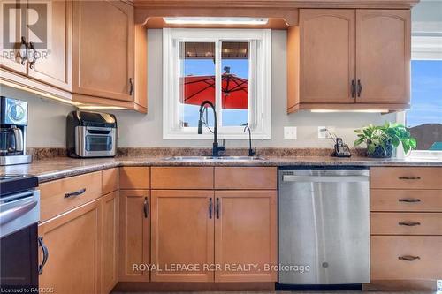 754 16Th Street, Hanover, ON - Indoor Photo Showing Kitchen