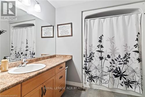 754 16Th Street, Hanover, ON - Indoor Photo Showing Bathroom