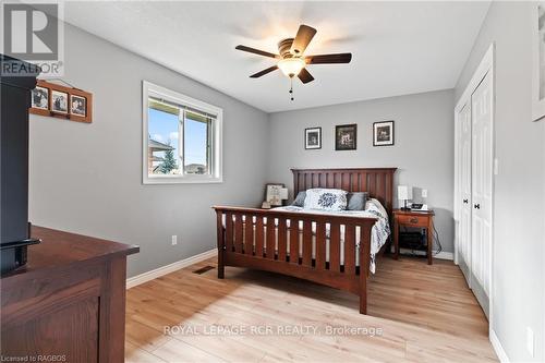 754 16Th Street, Hanover, ON - Indoor Photo Showing Bedroom