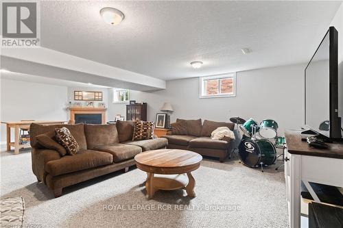 754 16Th Street, Hanover, ON - Indoor Photo Showing Living Room