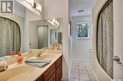 206 Frobisher Crescent, Saskatoon, SK - Indoor Photo Showing Bathroom