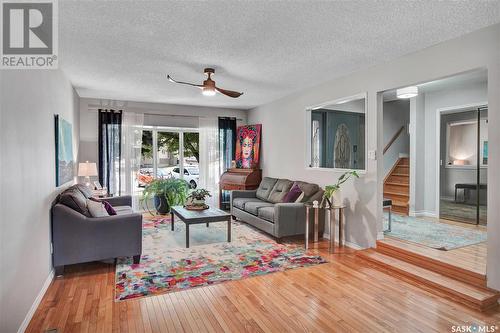 206 Frobisher Crescent, Saskatoon, SK - Indoor Photo Showing Living Room