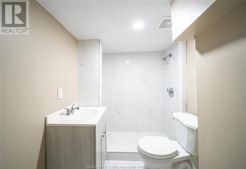 1060 Mckay, Windsor, ON - Indoor Photo Showing Bathroom