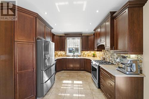 88 Mancini Crescent, Richmond Hill, ON - Indoor Photo Showing Kitchen With Upgraded Kitchen