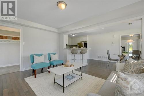 210 Clintonia Street, Ottawa, ON - Indoor Photo Showing Living Room