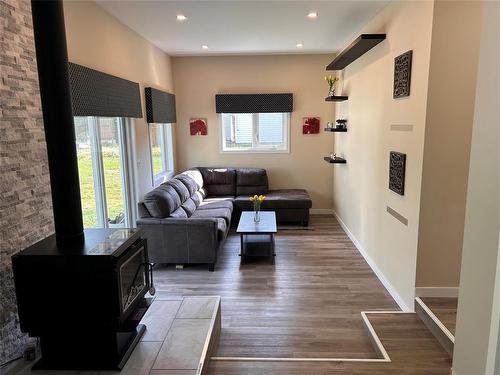 316 Hossack Avenue, Killarney, MB - Indoor Photo Showing Living Room