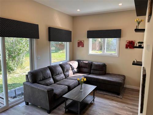 316 Hossack Avenue, Killarney, MB - Indoor Photo Showing Living Room