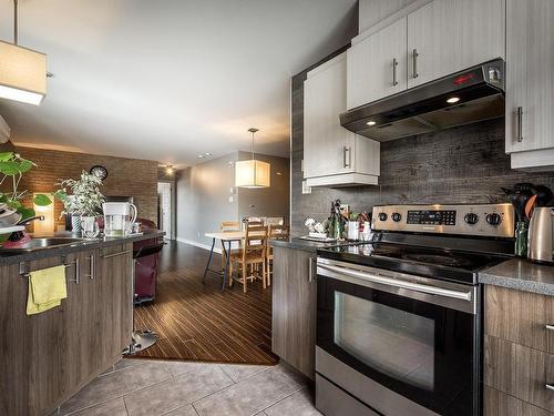 Cuisine - 7-8050 Rue De Londres, Brossard, QC - Indoor Photo Showing Kitchen With Double Sink With Upgraded Kitchen