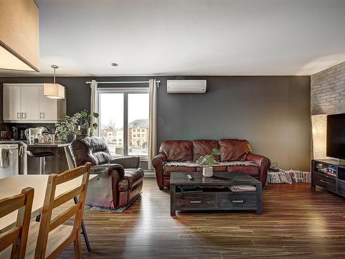 Salon - 7-8050 Rue De Londres, Brossard, QC - Indoor Photo Showing Living Room