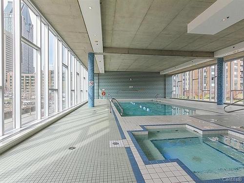 Piscine - 409-1280 Rue St-Jacques, Montréal (Ville-Marie), QC - Indoor Photo Showing Other Room With In Ground Pool