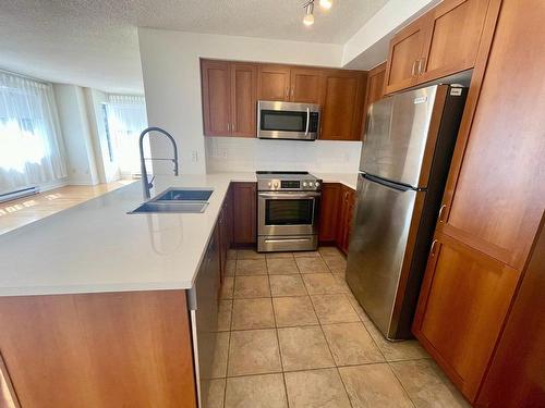 Cuisine - 409-1280 Rue St-Jacques, Montréal (Ville-Marie), QC - Indoor Photo Showing Kitchen With Double Sink With Upgraded Kitchen