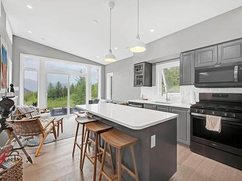 894 Hepburn Rd, Chase, BC - Indoor Photo Showing Kitchen