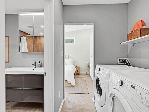 894 Hepburn Rd, Chase, BC - Indoor Photo Showing Laundry Room