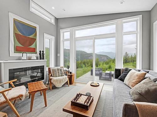 894 Hepburn Rd, Chase, BC - Indoor Photo Showing Living Room With Fireplace