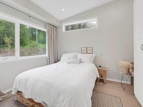 894 Hepburn Rd, Chase, BC - Indoor Photo Showing Bedroom