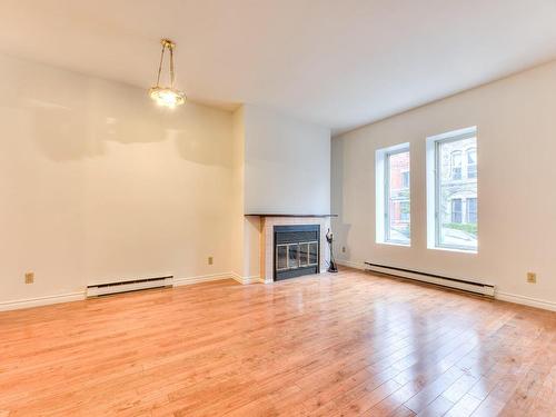 Salon - 102-3626 Rue Aylmer, Montréal (Le Plateau-Mont-Royal), QC - Indoor Photo Showing Living Room With Fireplace