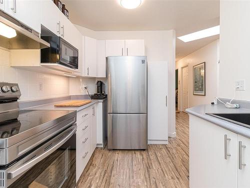 304-3008 Washington Ave, Victoria, BC - Indoor Photo Showing Kitchen